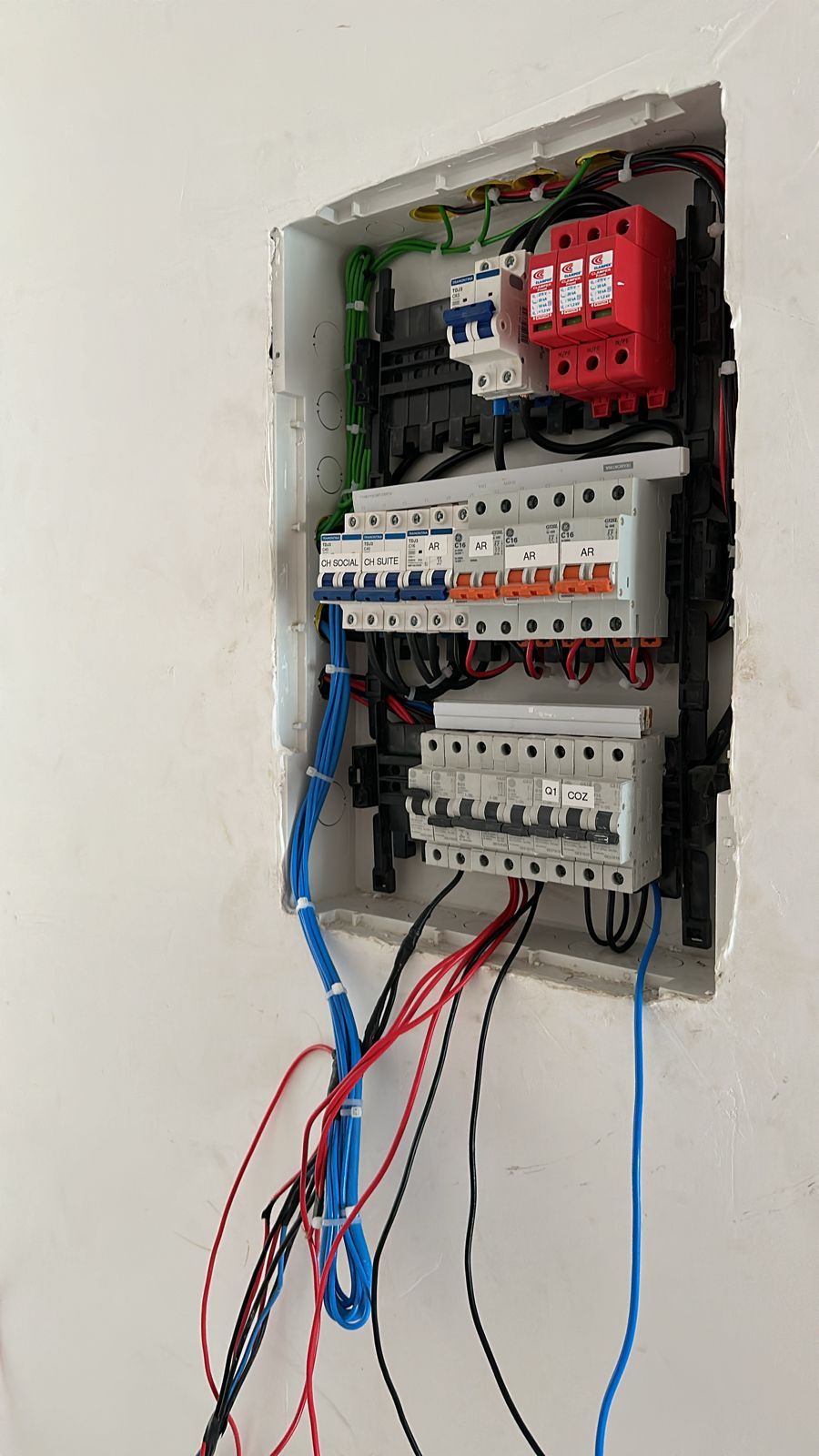 Quadro residencial finalizado com circuitos identificados