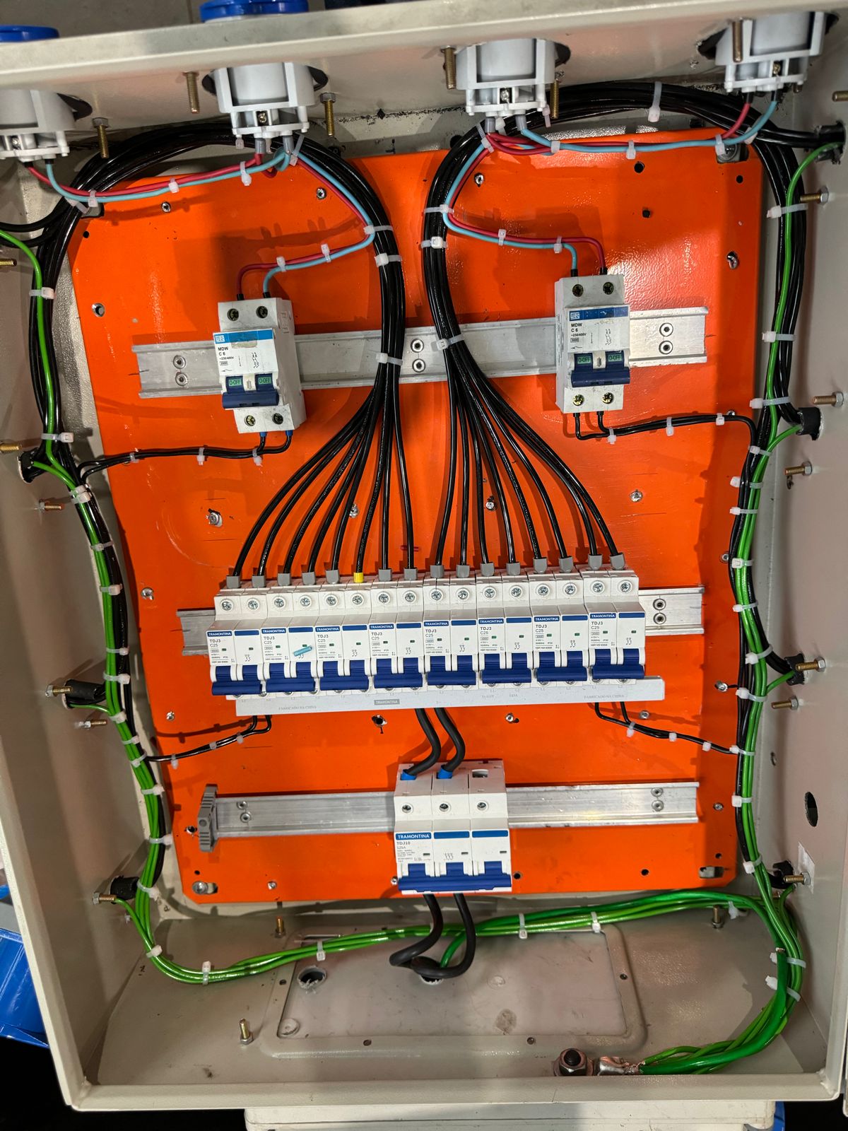 Quadro de distribuição elétrica organizado pela Eletromec
